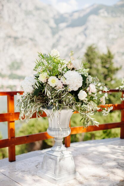 Buquê de casamento orquídeas e peônias Buquê de casamento de belas artes e fundo de flores