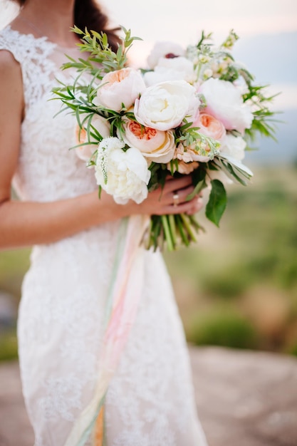 Buquê de casamento orquídeas e peônias Buquê de casamento de belas artes e fundo de flores