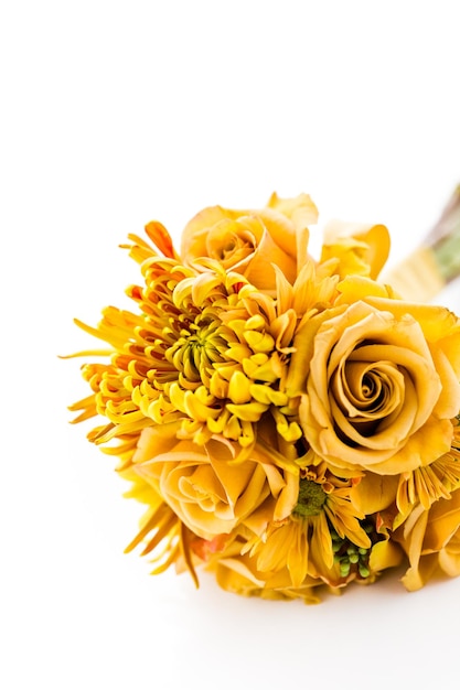 Buquê de casamento pequeno com rosas em um fundo branco.