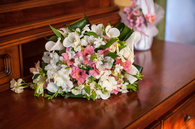 Buquê de casamento rosa em cima da mesa