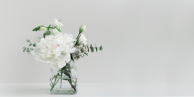 Buquê de flores brancas em um vaso limpo