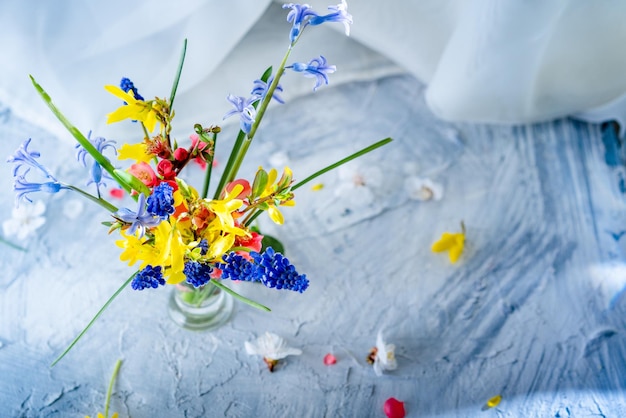 buquê de flores brilhantes da primavera no fundo da mesa manhã de primavera