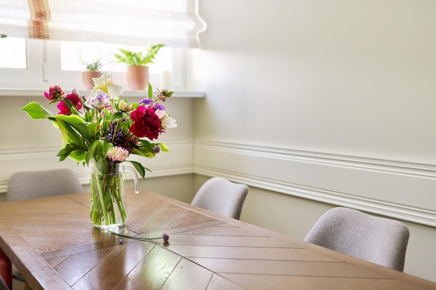 Buquê de flores brilhantes na mesa no jarro