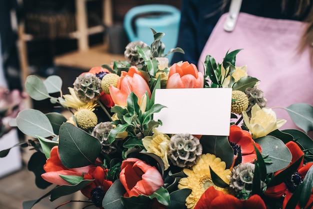 Buquê de flores com cartão em branco