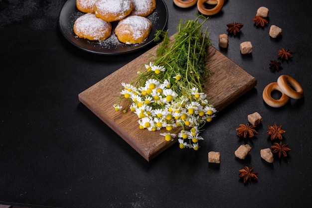 Buquê de flores de camomila de jardim em uma mesa de concreto amarelo