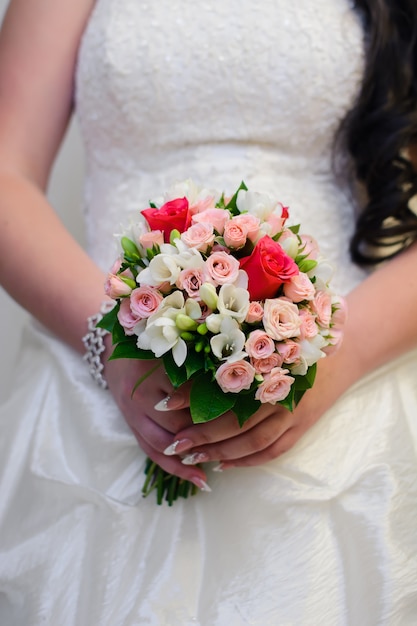 Buquê de flores de casamento nas mãos da noiva