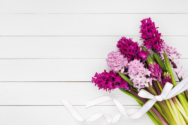 Buquê de flores de jacinto com fita branca