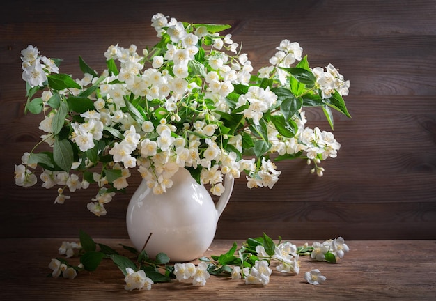 Buquê de flores de jasmim em um vaso