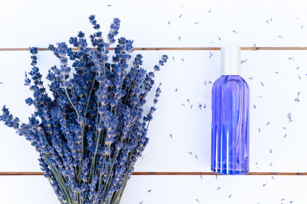 Buquê de flores de lavanda e óleo de lavanda em frasco azul