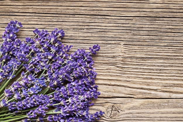 Buquê de flores de lavanda em madeira velha