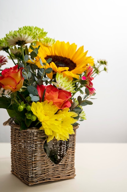 Buquê de flores de outono de gerber e girassóis fundo quente neutro