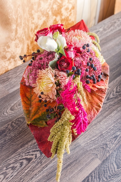 Foto buquê de flores de outono em um quadro