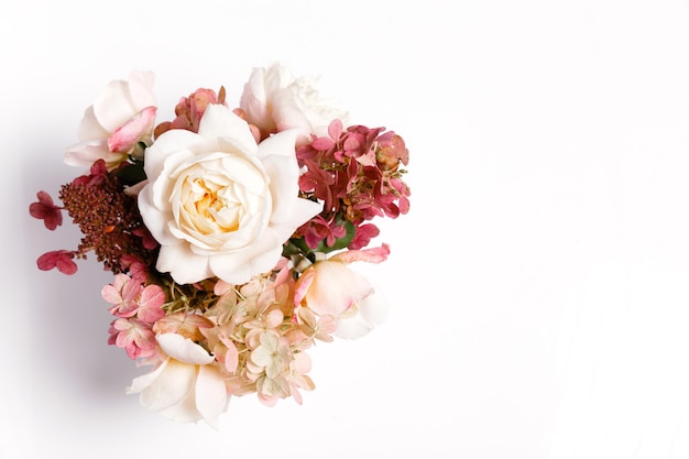 Buquê de flores de outono nas cores vermelho bordô Hortênsia de rosas