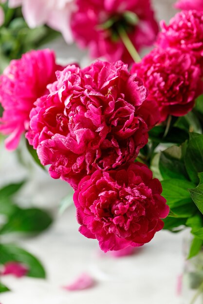 Buquê de flores de peônia rosa em fundo rústico com espaço de cópia