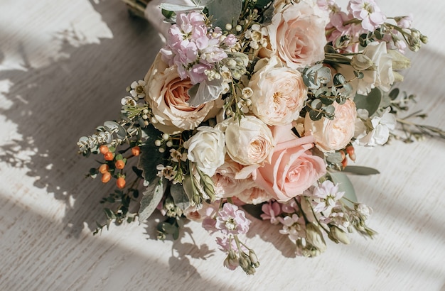 Buquê de flores de peônias no chão dos noivos