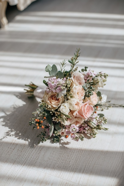 Buquê de flores de peônias no chão dos noivos
