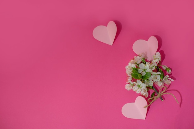 Buquê de flores de primavera em um fundo rosa Fundo rosa com corações rosa