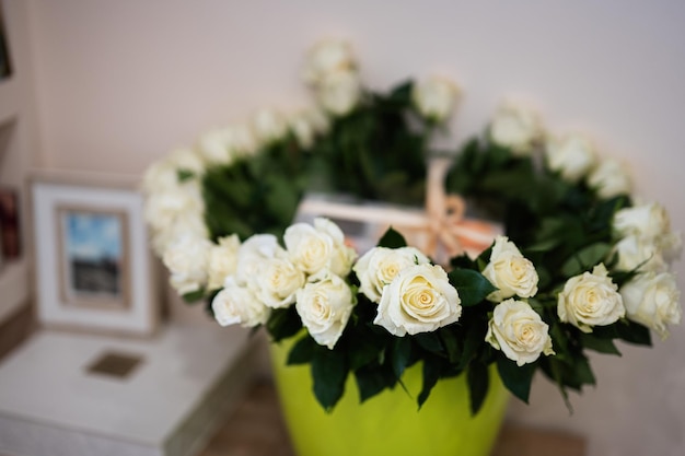Buquê de flores de rosas brancas em pote