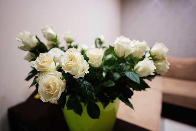 Buquê de flores de rosas brancas em pote