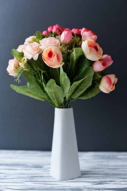 Buquê de flores de rosas em um vaso branco