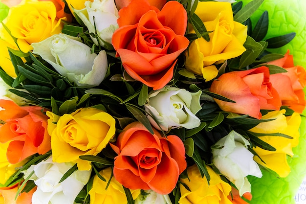 Buquê de flores de rosas multicoloridas frescas