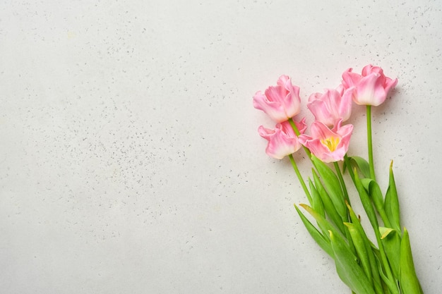 Buquê de flores de tulipa rosa para a feliz páscoa na frente do fundo cinza