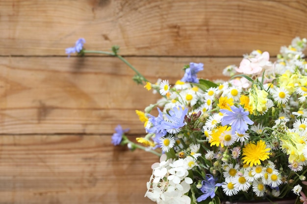 buquê de flores de verão no fundo de madeira com espaço de cópia