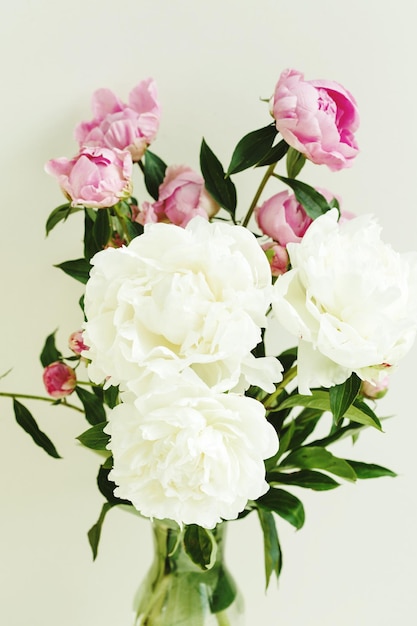 Buquê de flores desleixado de flores de peônias rosa e brancas sobre fundo pastel flores de primavera e verão