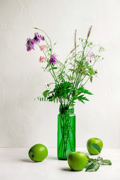 Buquê de flores do campo em um vaso verde