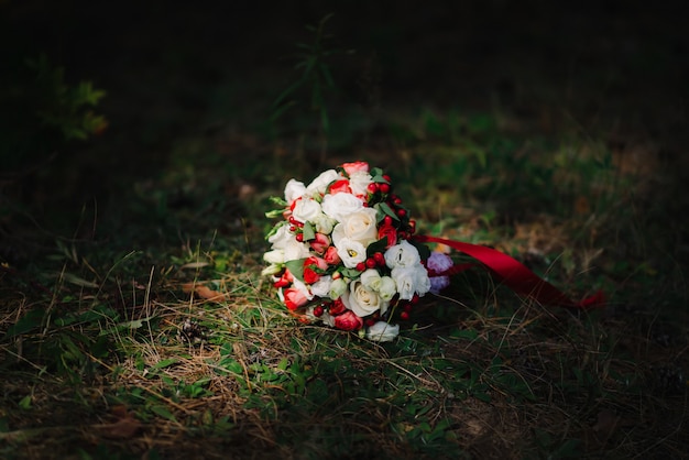 Buquê de flores do casamento encontra-se na grama