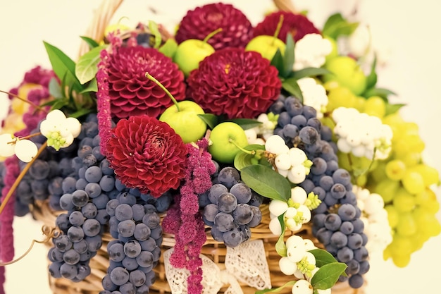 Buquê de flores e frutas da estação