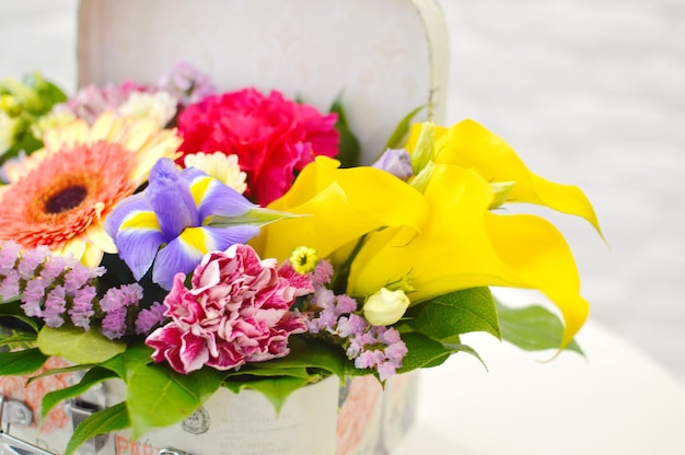 buquê de flores em caixa de chapéu