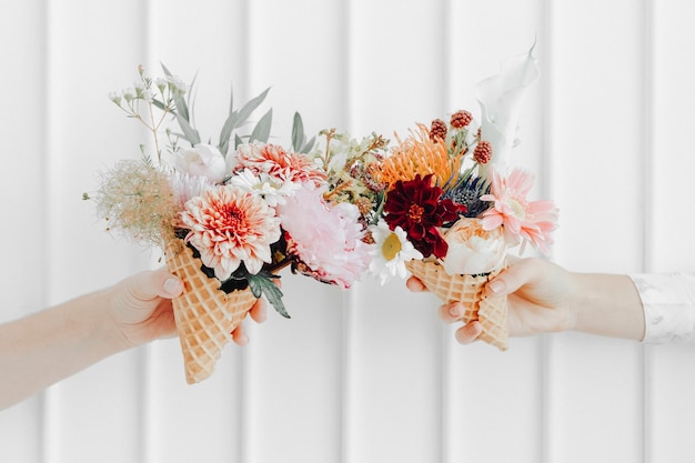 Foto buquê de flores em cone waffle, fotografia de casamento