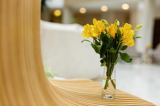 Buquê de flores em um fundo de vaso de madeira