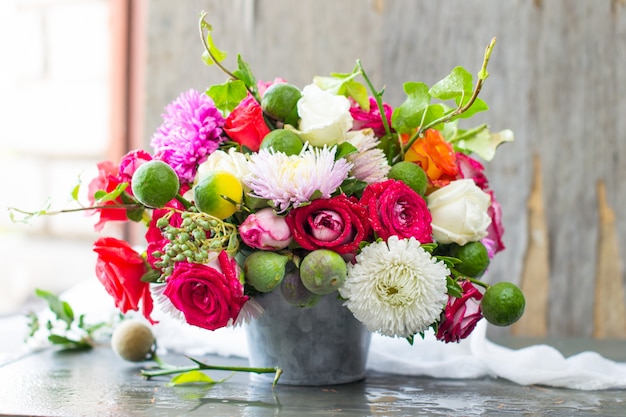 Buquê de flores em um vaso cinza