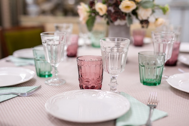 Buquê de flores em um vaso na mesa de casamento