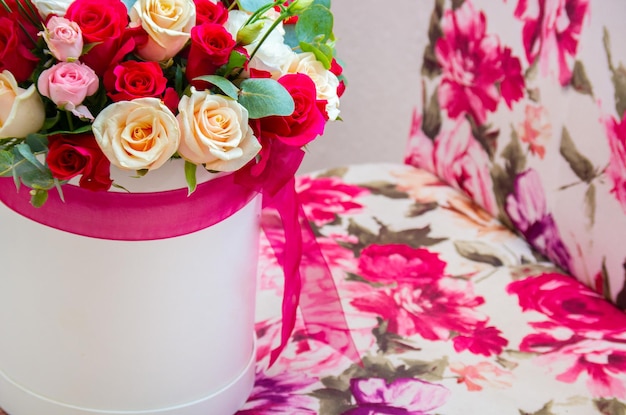 Foto buquê de flores em uma caixa é uma composição de rosas multicoloridas fundo para o cartão postal