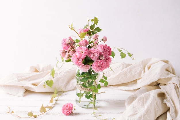 Buquê de flores em vaso na mesa