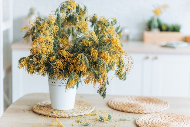 Buquê de flores frescas de primavera amarela na cozinha