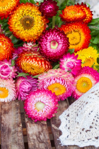 Buquê de flores frescas e eternas na mesa de madeira