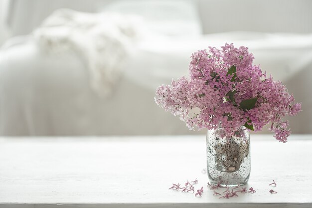 Buquê de flores lilases frescas em um vaso de vidro