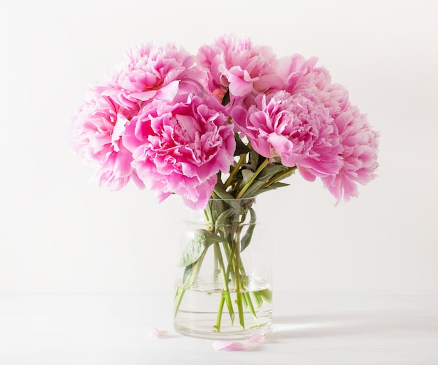 Buquê de flores lindas peônia rosa em vaso