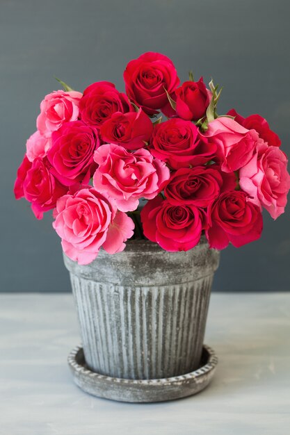 Foto buquê de flores lindas rosas vermelhas em vaso