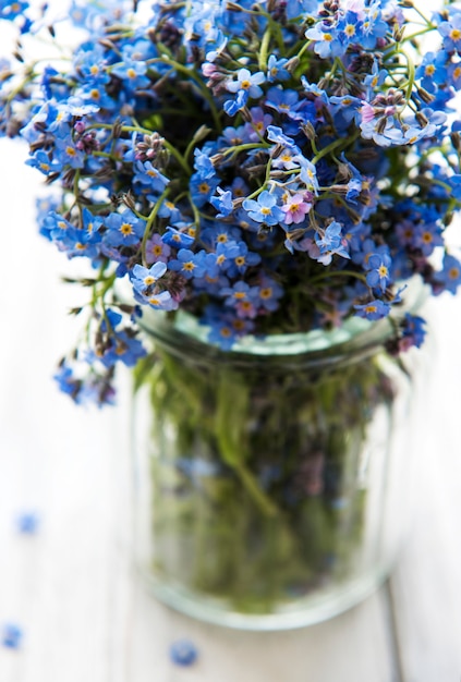 Buquê de flores Miosótis em vaso de vidro