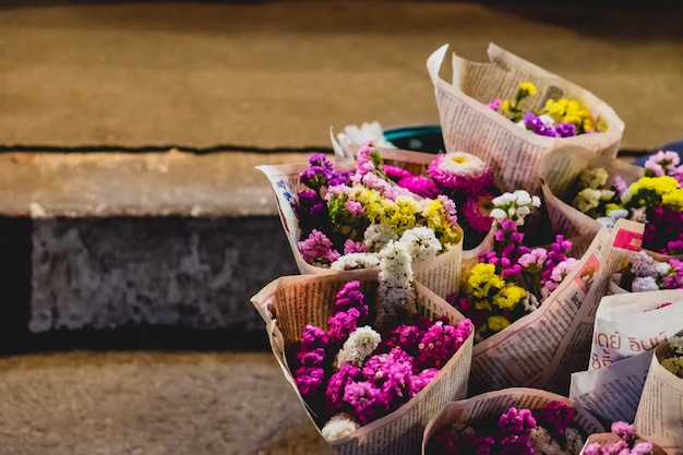 Buquê de flores na calçada