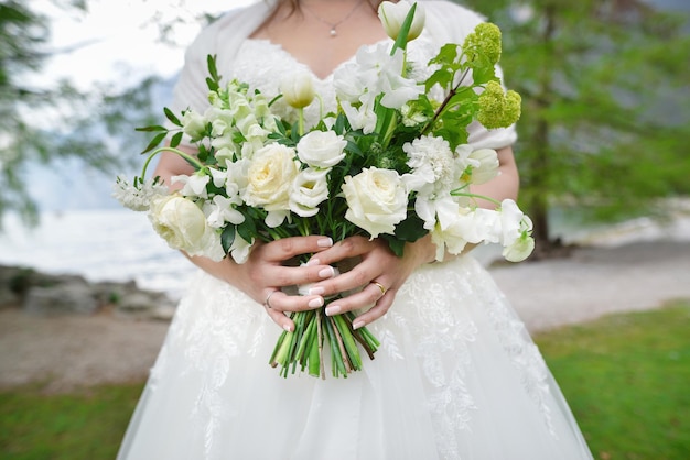 Buquê de flores na mão da noiva Noiva segurando seu buquê de casamento