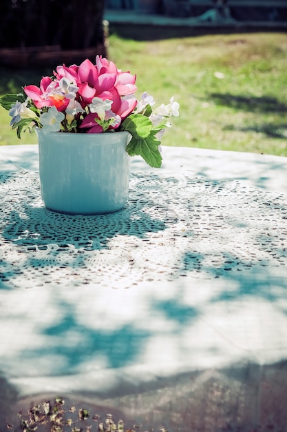 Buquê de flores na mesa de jardim de madeira