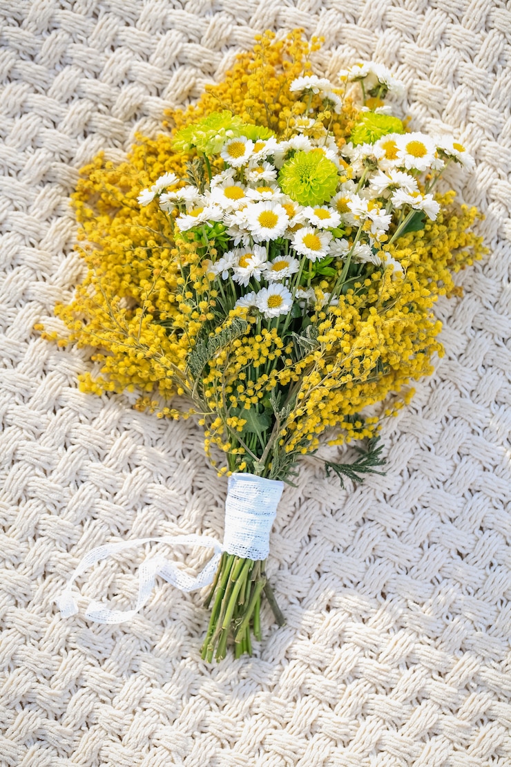 Foto buquê de flores no cobertor branco