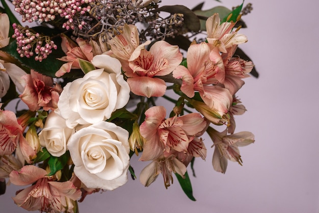 Buquê de flores rosa suave em papel de embrulho rosa.