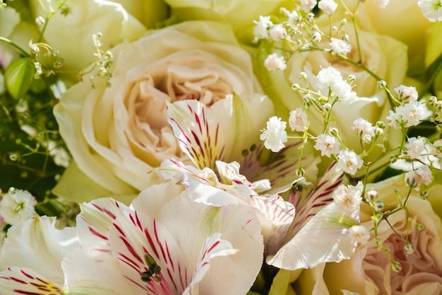 Buquê de flores rosas e close-up de alstroemeria